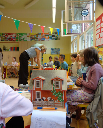  Lernen fürs Leben

Beim schulinternen Flohmarkt der Elisabeth-Abegg-Grundschule konnten die Grundschulkinder ganz...