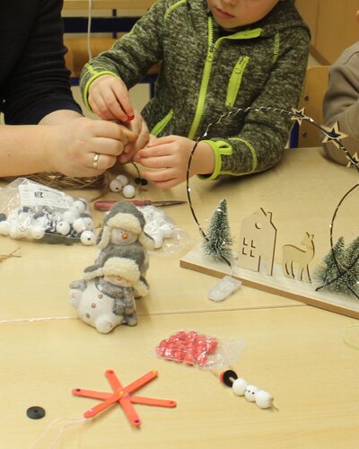 Adventsmarkt mit Bastelangeboten, Weihnachtsgottesdienste und gemeinsames Plätzchen backen - vor den Ferien wurde es in...