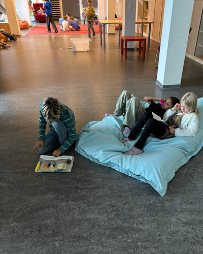  Lesen, hören und sicherer werden

In der Bibliotheksstunde unserer Elisabeth-Abegg-Grundschule kamen Flüstertelefone...