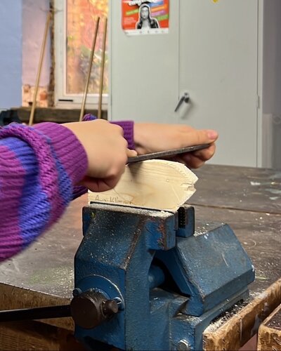 Im ersten Projekt der neuen AG-Gruppe haben die Kinder einen eigenen Holzfisch gestaltet – sägen, feilen, schleifen und...