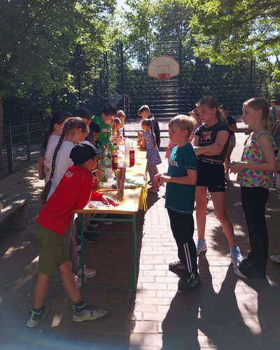  Großer Andrang auf dem Schulhof

Mit selbstgemachten Kinder-Cocktails sorgte die Klasse 3b unserer...